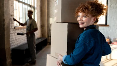 Moça com caixas de mudança na mão para guardar no self storage
